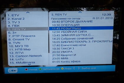 IPTV-EPG auf einem Fernseher mit Senderliste und Sendezeiten