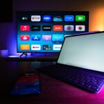Smart-TV und Tablet mit Streaming-App-Auswahl in einem Wohnzimmer