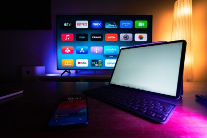 Smart-TV und Tablet mit Streaming-App-Auswahl in einem Wohnzimmer